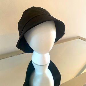 Black bucket hat!! NWOT!!